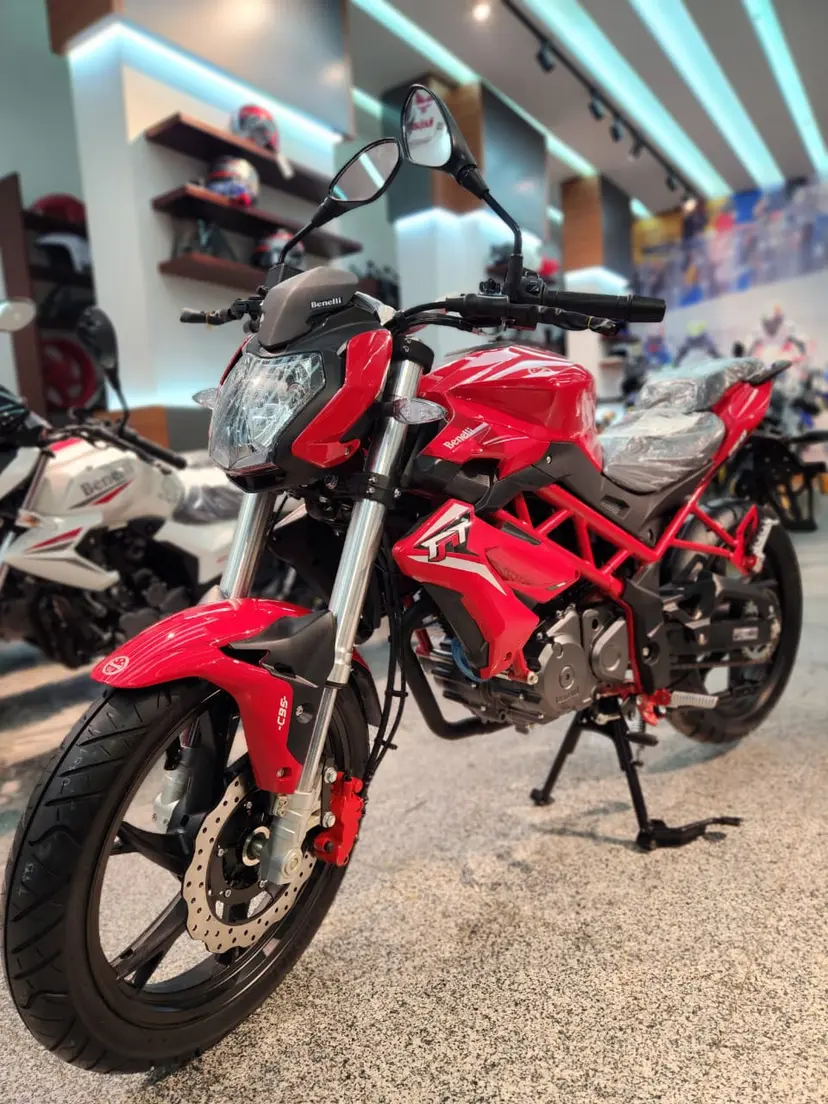 whatsapp-image-2024-07-10-at-6 (1) موتوسيكل بينيلي تي ان تي كربراتير بقدرة 150 سي سي Benelli TNT 150 - الصورة 1