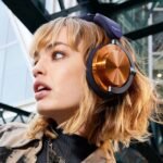 ⁦سماعات دايسون OnTrac عازلة للضوضاء – Ceramic Cinnabar ببطارية 55 ساعة – أورانج⁩ - الصورة ⁦3⁩