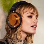 ⁦سماعات دايسون OnTrac عازلة للضوضاء – Ceramic Cinnabar ببطارية 55 ساعة – أورانج⁩ - الصورة ⁦5⁩
