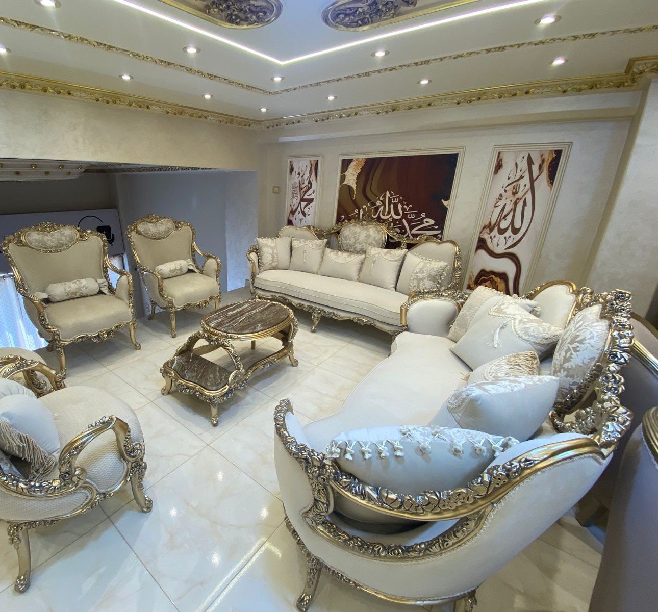 e34e826a-2738-4469-b1da-32498f204d26 صالون دمياطي مودرن | خشب زان طبيعي | إسفنج عالي الكثافة | جاليري العراقي للأثاث - الصورة 1